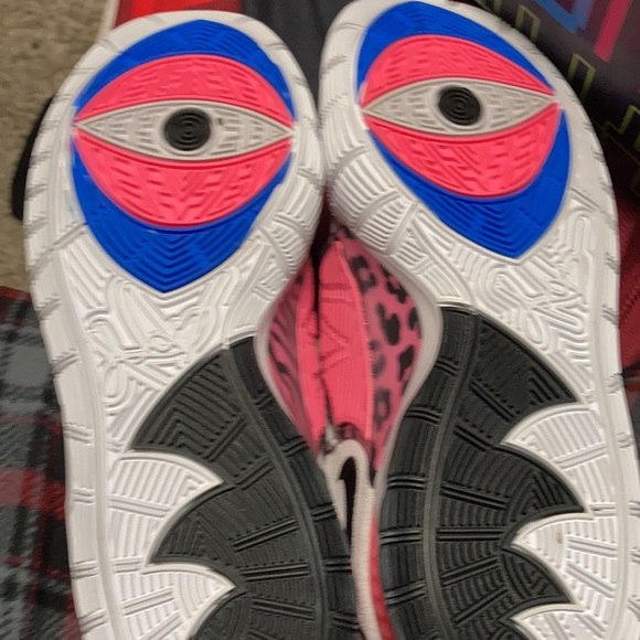 Kyrie 6’s - Picture 3 of 4